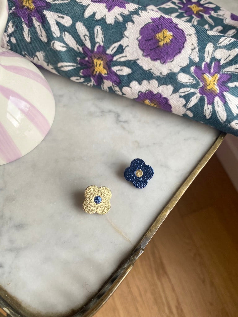 Mini Broche LITTLE FLOWER doré point bleu